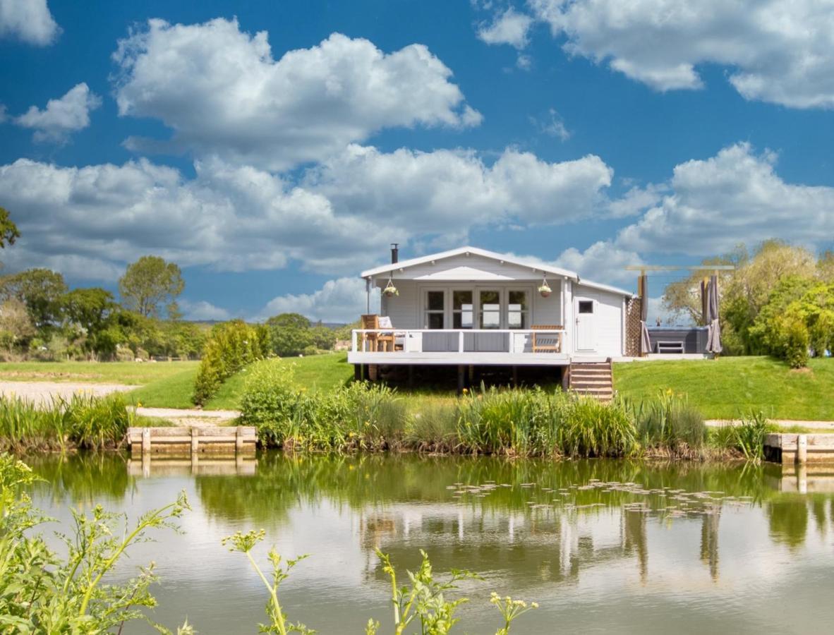 Choller Lake Lodges - Primrose Cabin With Private Hot Tub Arundel Exterior foto